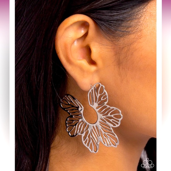 🩶🌻🩶 “FLORAL FAME" SILVER POST EARRINGS ~ PAPARAZZI❗️🩶🌻🩶 GORGEOUS❗️ - Picture 3 of 4